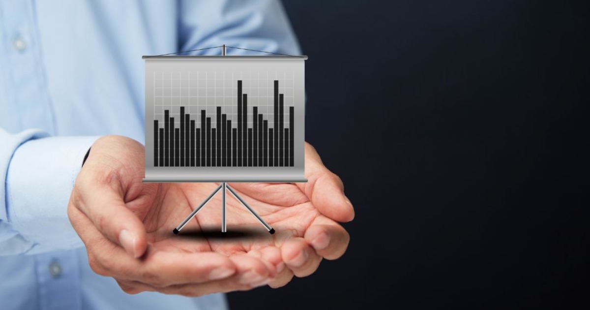 How are projector screens measured?