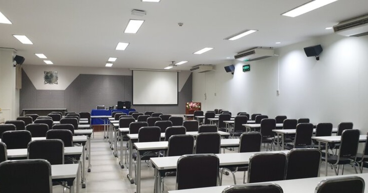 How To Use A School Projector? 3 Things You Need To Know