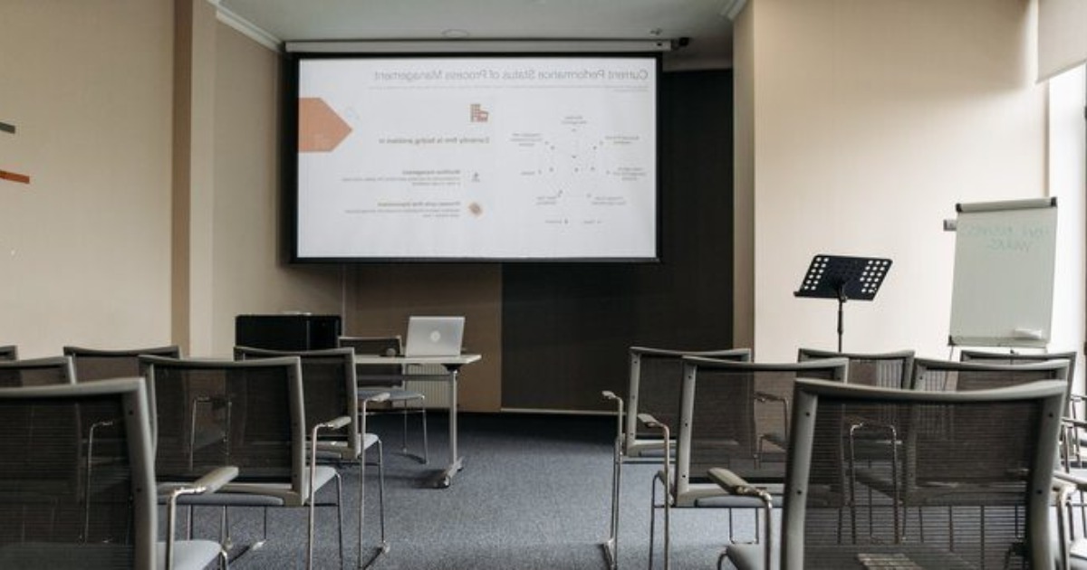 What Sizes Do Projector Screens Come In?